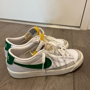 Nike blazer 77 low with green swoosh